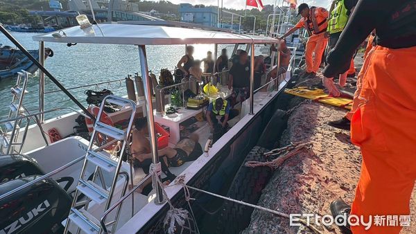 ▲後壁湖潛水客被漁船螺旋槳打傷救護             。（圖／記者陳崑福翻攝）