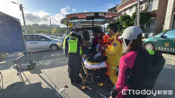 ▲後壁湖潛水客被漁船螺旋槳打傷救護             。（圖／記者陳崑福翻攝）