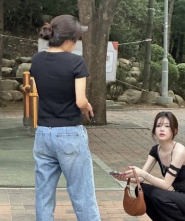 ▲▼ 高允貞街頭被拍「生圖也超美」　2張無濾鏡真面目近照狂飄仙氣。（圖／翻攝自instiz）