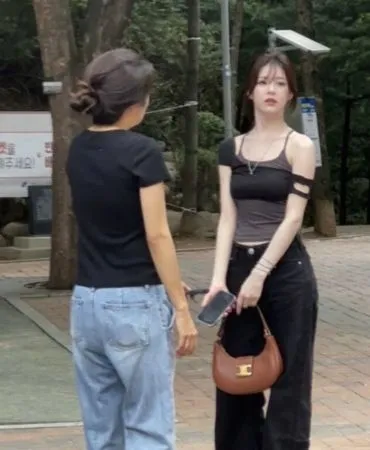 ▲▼ 高允貞街頭被拍「生圖也超美」　2張無濾鏡真面目近照狂飄仙氣。（圖／翻攝自instiz）