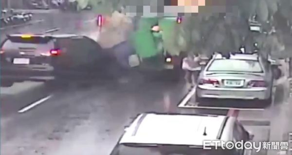 ▲▼監視器拍下撞擊瞬間，現場廚餘散落一地             。（圖／記者陳以昇翻攝）