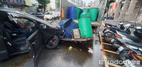 ▲▼監視器拍下撞擊瞬間，現場廚餘散落一地             。（圖／記者陳以昇翻攝）