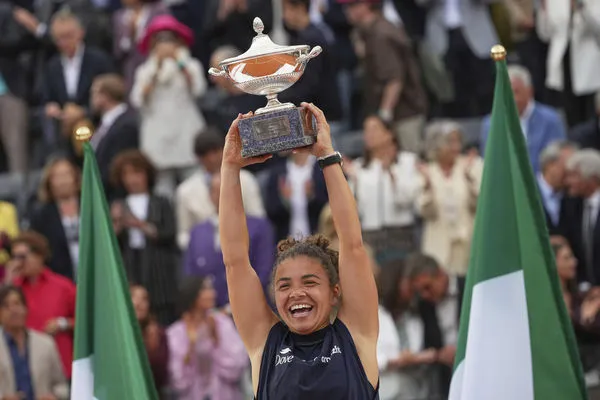 ▲保莉妮（Jasmine Paolini）在義國總統見證下，如願奪得羅馬大師賽冠軍。（圖／達志影像／美聯社）