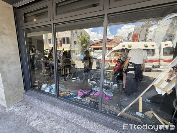 ▲▼花蓮一輛黑色廂型車撞入早午餐店中，導致多人受傷。（圖／地方中心翻攝）