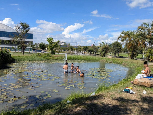 ▲▼衛武營戲水             。（圖／翻攝自臉書社團「衛武營都會公園」）
