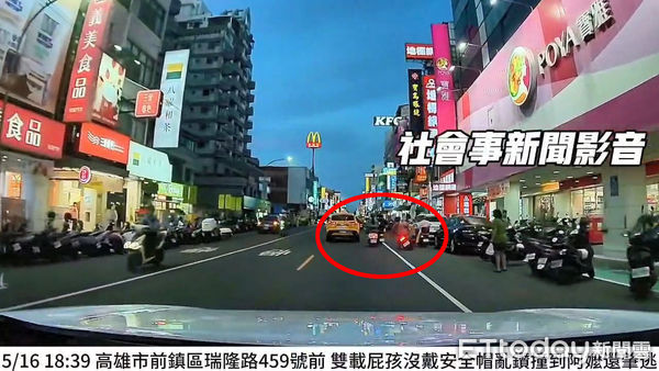 ▲▼雙載少年擦撞機車後並沒有立即停下，反而往前騎了數十公尺後才返回。（圖／翻攝社會事新聞影音）