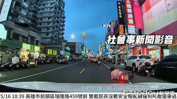 ▲▼雙載少年擦撞機車後並沒有立即停下，反而往前騎了數十公尺後才返回。（圖／翻攝社會事新聞影音）
