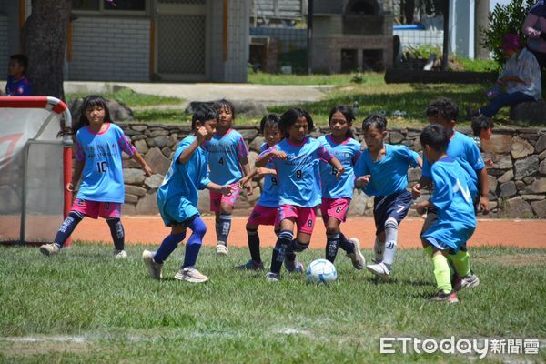 ▲關山首屆縱谷盃足球邀請賽熱鬧開踢。（圖／記者楊晨東翻攝）