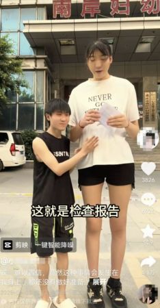 ▲▼220女與168男相愛！自稱「懷孕4個月」被質疑。（圖／翻攝微博）
