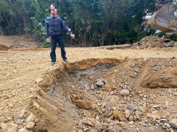 ▲彰化警分局會同環保局查獲事業廢棄物就地掩埋。（圖／警方提供）