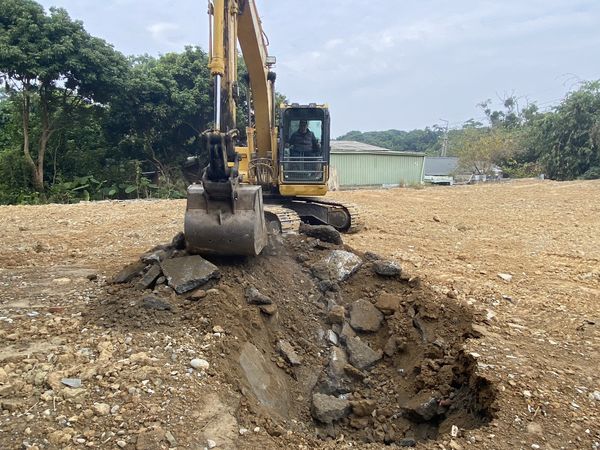 ▲彰化警分局會同環保局查獲事業廢棄物就地掩埋。（圖／警方提供）