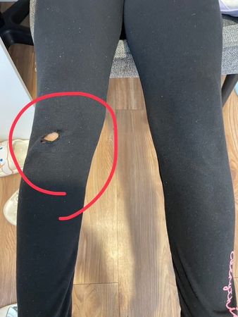 ▲▼紅衣怪婦過街突暴衝推倒女童，網友怒批把她揪出來。（圖／台中市西屯區大小事提供，下同）