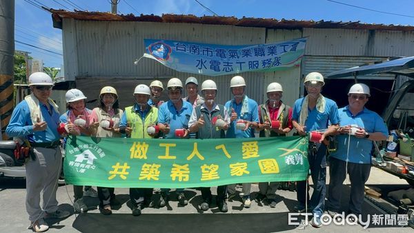 ▲台南做工行善團18日兵分六路修繕住宅，志工齊力完成柳營區第291戶修繕案，市長夫人劉育菁親送鳳梨慰勞。（記者林東良翻攝，下同）