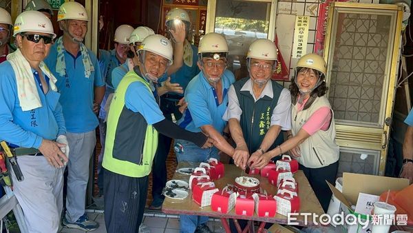 ▲台南做工行善團18日兵分六路修繕住宅，志工齊力完成柳營區第291戶修繕案，市長夫人劉育菁親送鳳梨慰勞。（記者林東良翻攝，下同）