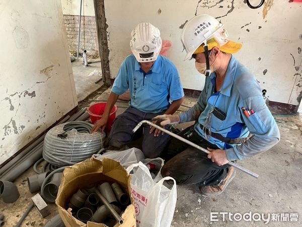 ▲台南做工行善團18日兵分六路修繕住宅，志工齊力完成柳營區第291戶修繕案，市長夫人劉育菁親送鳳梨慰勞。（記者林東良翻攝，下同）