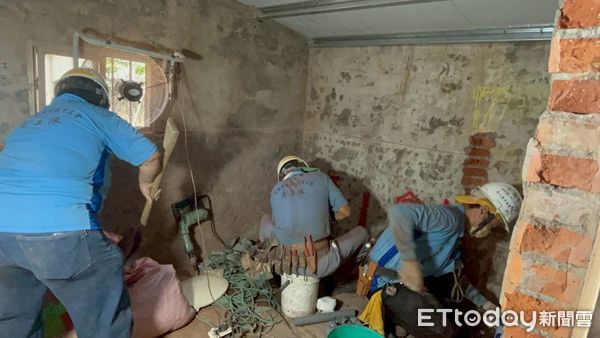 ▲台南做工行善團18日兵分六路修繕住宅，志工齊力完成柳營區第291戶修繕案，市長夫人劉育菁親送鳳梨慰勞。（記者林東良翻攝，下同）
