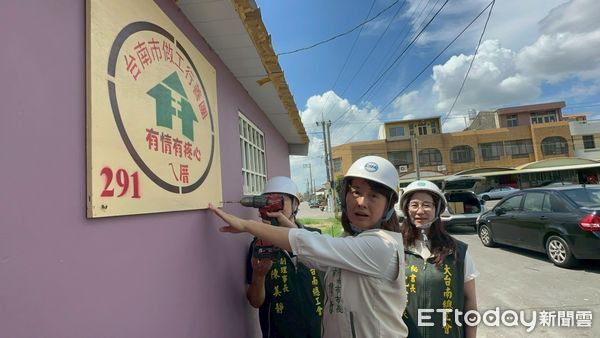 ▲台南做工行善團18日兵分六路修繕住宅，志工齊力完成柳營區第291戶修繕案，市長夫人劉育菁親送鳳梨慰勞。（記者林東良翻攝，下同）