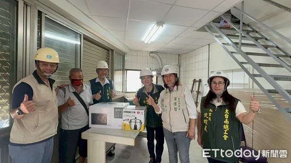 ▲台南做工行善團18日兵分六路修繕住宅，志工齊力完成柳營區第291戶修繕案，市長夫人劉育菁親送鳳梨慰勞。（記者林東良翻攝，下同）