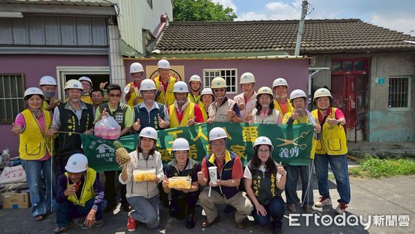 ▲台南做工行善團18日兵分六路修繕住宅，志工齊力完成柳營區第291戶修繕案，市長夫人劉育菁親送鳳梨慰勞。（記者林東良翻攝，下同）