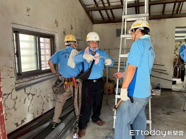 ▲台南做工行善團18日兵分六路修繕住宅，志工齊力完成柳營區第291戶修繕案，市長夫人劉育菁親送鳳梨慰勞。（記者林東良翻攝，下同）