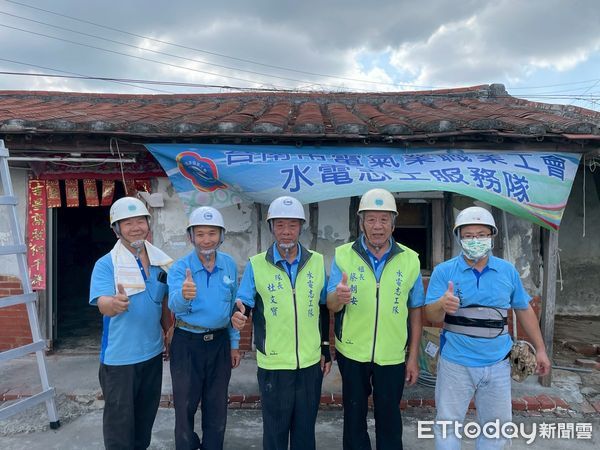▲台南做工行善團18日兵分六路修繕住宅，志工齊力完成柳營區第291戶修繕案，市長夫人劉育菁親送鳳梨慰勞。（記者林東良翻攝，下同）
