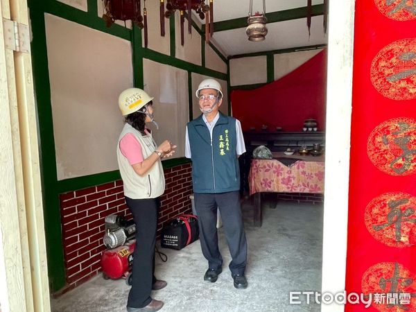 ▲台南做工行善團18日兵分六路修繕住宅，志工齊力完成柳營區第291戶修繕案，市長夫人劉育菁親送鳳梨慰勞。（記者林東良翻攝，下同）