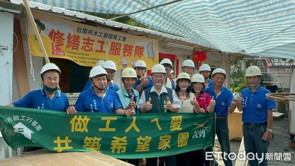 ▲台南做工行善團18日兵分六路修繕住宅，志工齊力完成柳營區第291戶修繕案，市長夫人劉育菁親送鳳梨慰勞。（記者林東良翻攝，下同）