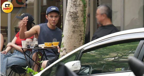 娛樂報報／野生阮經天揪友人現身咖啡廳　秀健壯手臂跟招牌電眼