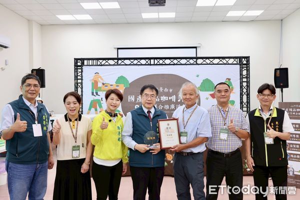 ▲台南東山區18日舉辦精品咖啡生豆媒合會，現場氣氛熱絡，黃偉哲親自出席邀民品嚐台南咖啡。（記者林東良翻攝，下同）