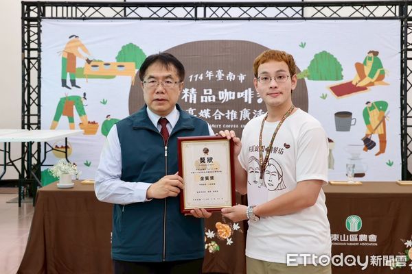 ▲台南東山區18日舉辦精品咖啡生豆媒合會，現場氣氛熱絡，黃偉哲親自出席邀民品嚐台南咖啡。（記者林東良翻攝，下同）