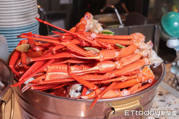 ▲開箱高雄日航Buffet「東港鮪魚吃到飽」　生魚片、握壽司無限供應。（圖／記者黃士原攝）