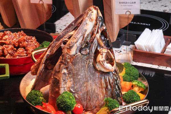 ▲開箱高雄日航Buffet「東港鮪魚吃到飽」　生魚片、握壽司無限供應。（圖／記者黃士原攝）