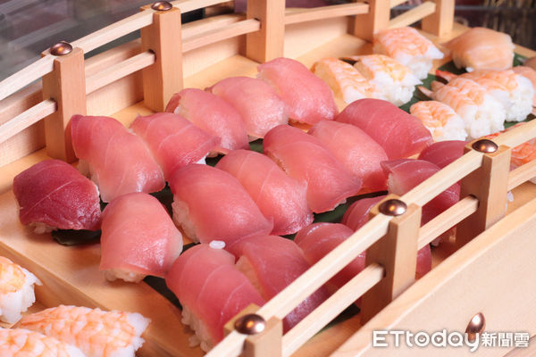 ▲開箱高雄日航Buffet「東港鮪魚吃到飽」　生魚片、握壽司無限供應。（圖／記者黃士原攝）