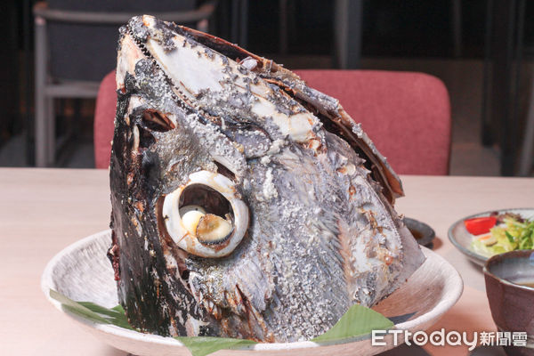 ▲開箱高雄日航Buffet「東港鮪魚吃到飽」　生魚片、握壽司無限供應。（圖／記者黃士原攝）
