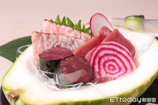 ▲開箱高雄日航Buffet「東港鮪魚吃到飽」　生魚片、握壽司無限供應。（圖／記者黃士原攝）