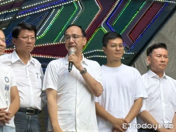 ▲國民黨反惡罷、戰獨裁中正萬華宣講場，朱立倫、李孝亮、鍾小平。（圖／記者鄭佩玟攝）