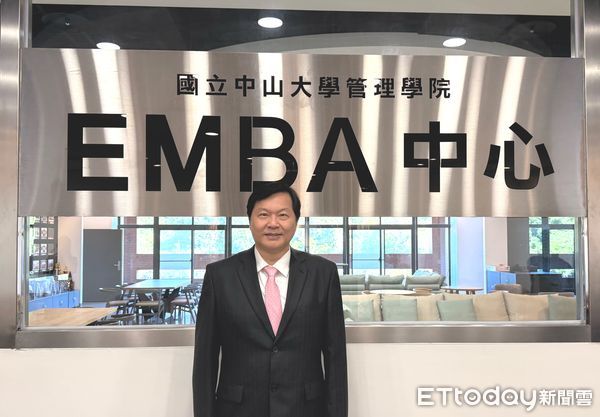 ▲藝群集團董事長王正坤醫師於中山大學EMBA課程中，分享品牌通路經營心法，強調顧客信任是建立品牌的起點。（記者林東良翻攝，下同）
