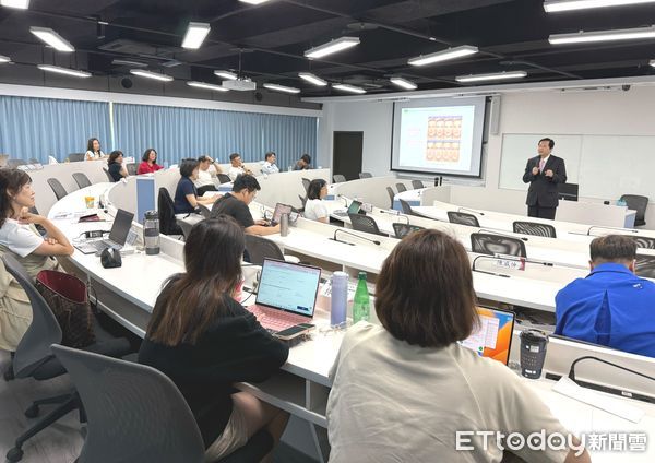 ▲藝群集團董事長王正坤醫師於中山大學EMBA課程中，分享品牌通路經營心法，強調顧客信任是建立品牌的起點。（記者林東良翻攝，下同）