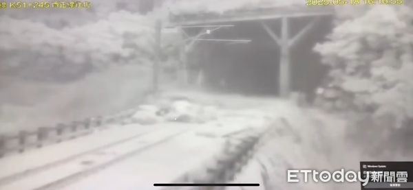 ▲▼台鐵北迴線花蓮和仁至崇德間更被大雨衝斷電車線，水淹至軌道。（圖／民眾提供）