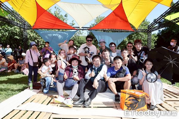 ▲台南《野餐我PET你》毛孩音樂市集登場，市長黃偉哲帶愛犬黑妞現身與民眾互動，現場氣氛熱絡。（記者林東良翻攝，下同）