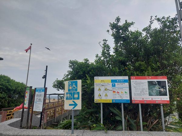 ▲福隆沙灘前方、東興宮前方和雙溪河水域的遊憩項目均不同，但許多民眾並不知情，違反規定甚至會吃上罰單。（圖／東北角風管處提供）