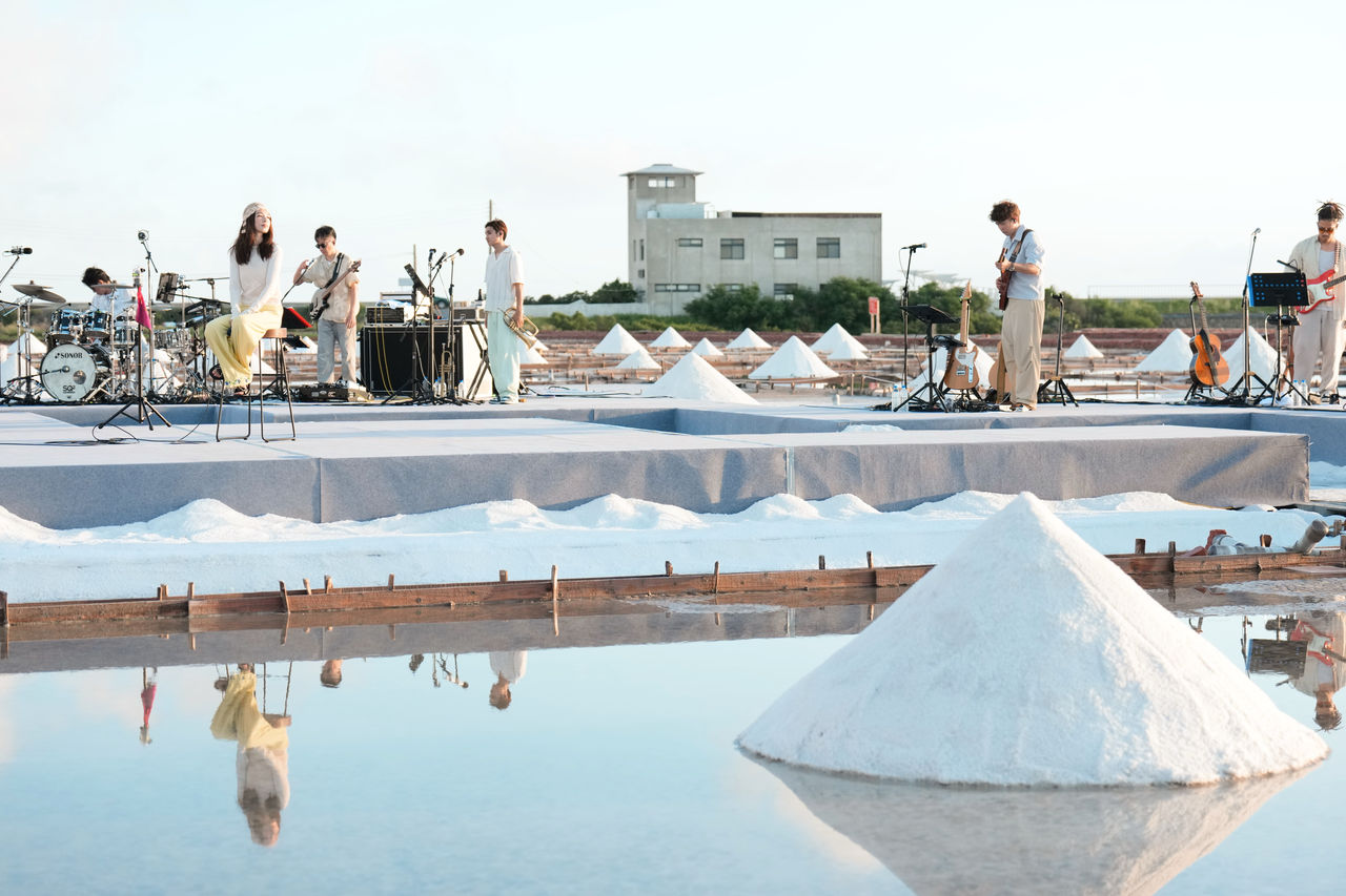 ▲▼田馥甄《田調》Live in life野地小巡演，台南井仔腳瓦盤鹽田。（圖／何樂音樂提供）