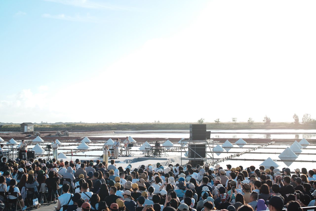 ▲▼田馥甄《田調》Live in life野地小巡演，台南井仔腳瓦盤鹽田。（圖／何樂音樂提供）