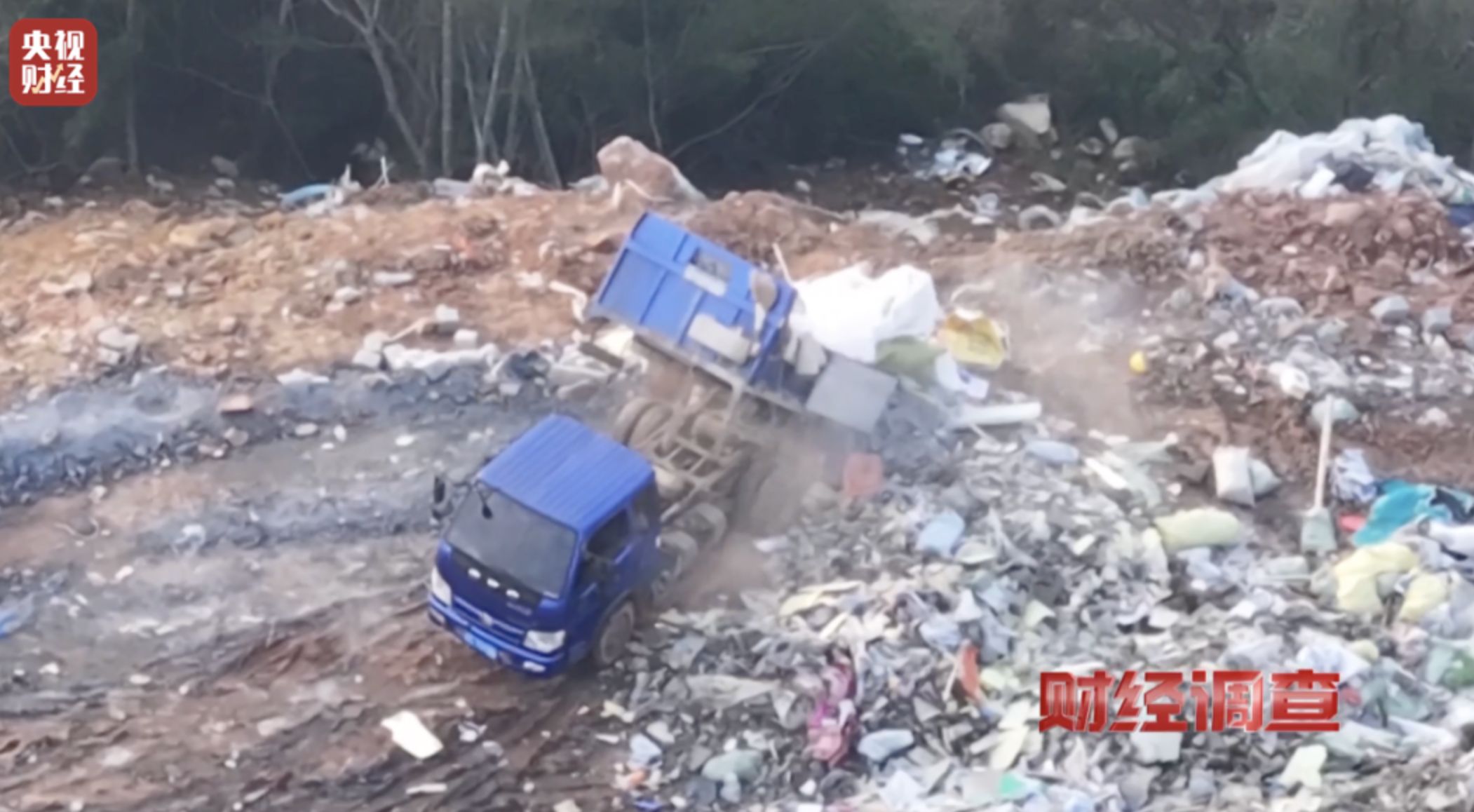 ▲湖南籍江西部分地區任意傾倒廢棄物形成的「垃圾山」。（圖／翻攝央視）