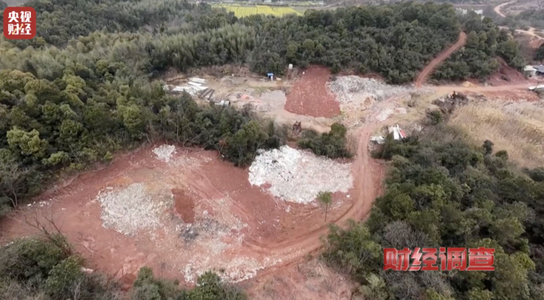 ▲湖南籍江西部分地區任意傾倒廢棄物形成的「垃圾山」。（圖／翻攝央視）