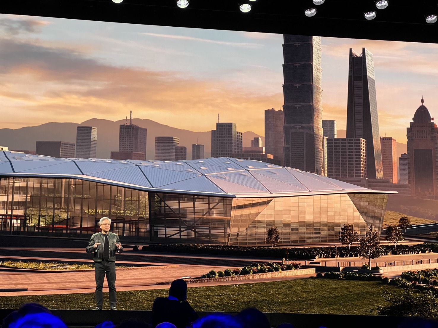 ▲▼黃仁勳親揭輝達台灣總部意象照。（圖／記者高兆麟攝）