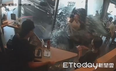 花蓮廂型車撞進早午餐店！恐怖撞擊畫面曝光　2人坐窗邊當場噴飛