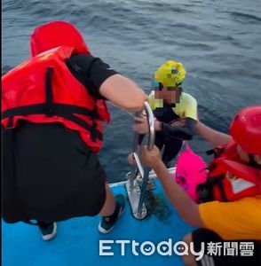 綠島SUP驚魂!5人遭海流沖走困海上 海巡聯手救生隊10分鐘搶救