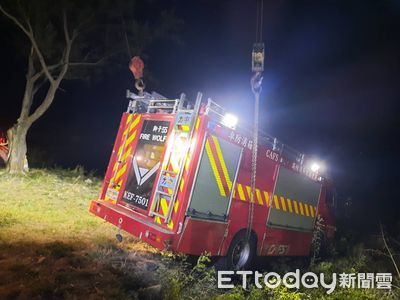 屏東消防車救火反被困！整輛車「傾斜卡邊坡」　急call拖吊救援