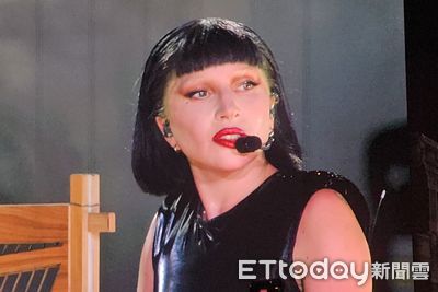 直擊/Lady Gaga唱到一半突然走下台! 天后感動落淚:謝謝你們跟我一起唱